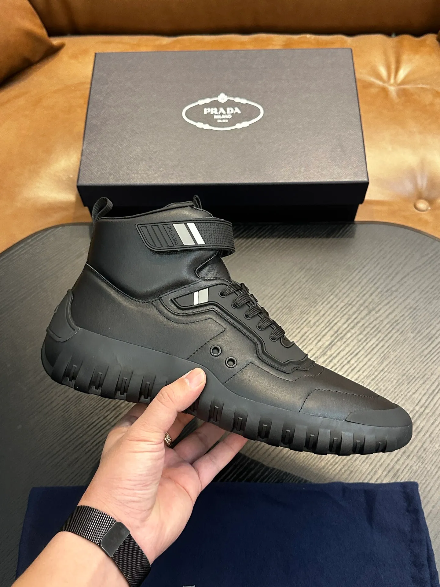 [ PRADA ] Top P: 880💰 ▪️Size: 39-44 (customized at 38.45) Prad*Prada (Mauri order can be made) new men's nylon fabric sneakers This casual sneaker combines elegant and innovative design. It is made of nylon stretch fabric and has a slip-on design. The upper strap is equipped with an adjustable metal buckle, and the letters "PRADA" are eye-catching on the side of the shoe. Comes with full original packaging!